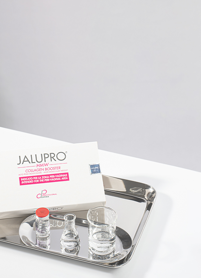 แพ็กเกจบูสเตอร์คอลลาเจน Jalupro HMW ขวดแอมพูล และพื้นหลังถาด
